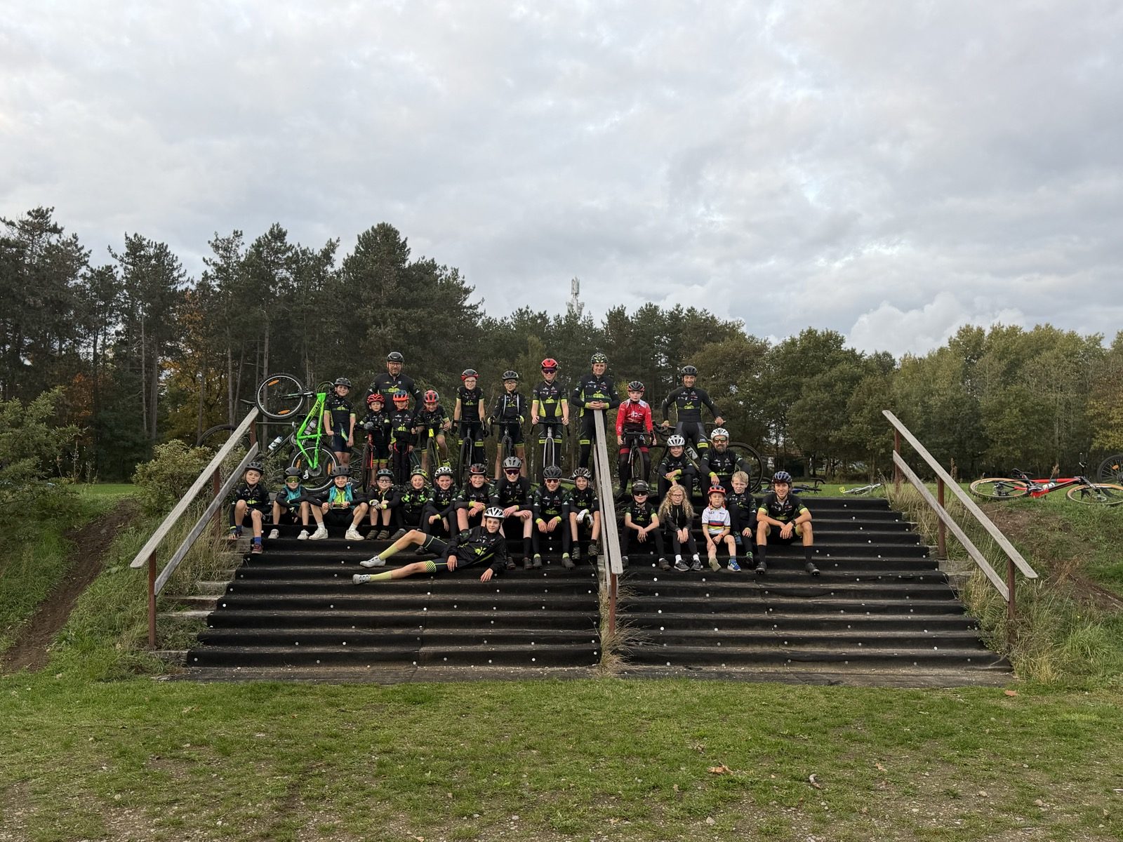 Veldrijders van PMC Cycling op de trappen van het parcours